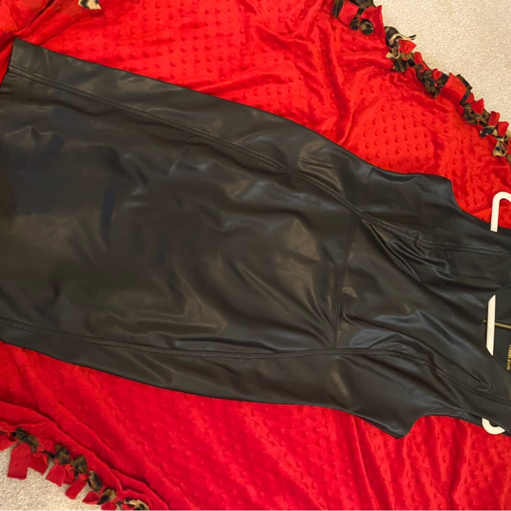 Calvin Klein short sleeve dress. Zips from the back